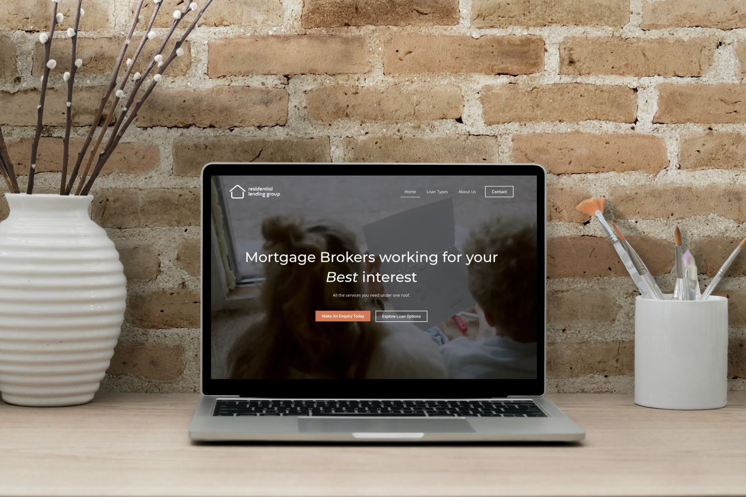 laptop on desktop with resilend website on it